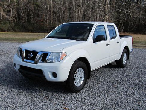 Used 2019 Nissan Frontier SV image 2
