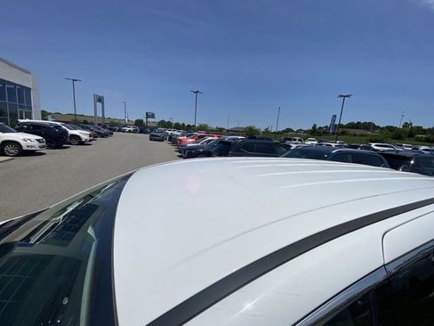 Used 2023 Chrysler Voyager LX FWD image 3