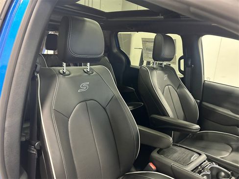 New 2026 Chrysler Pacifica Limited image 33