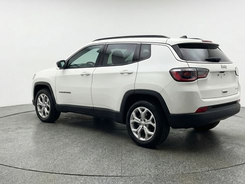 Used 2025 Jeep Compass Latitude AWD/4WD image 6