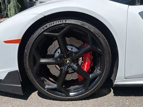 Used 2021 Lamborghini Huracan EVO RWD image 14