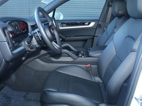 Certified 2025 Porsche Cayenne Base image 5