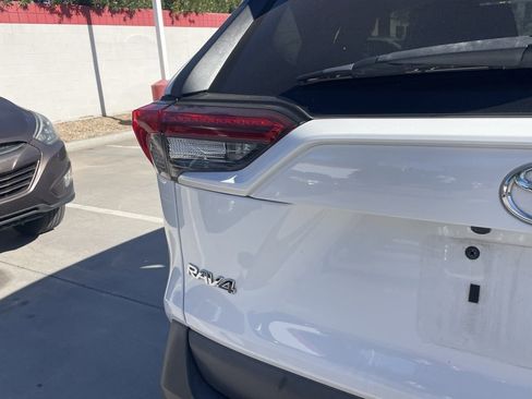 Used 2019 Toyota RAV4 LE w/ Carpet Mat Package image 4