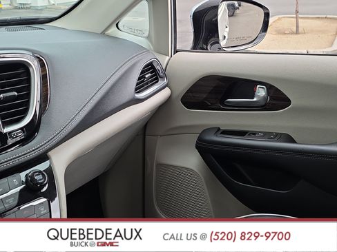 Used 2023 Chrysler Pacifica Limited FWD image 14