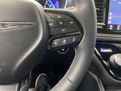 Used 2022 Chrysler Pacifica Limited w/ S Appearance Package image 22