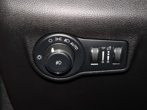 Used 2023 Jeep Compass Limited image 18