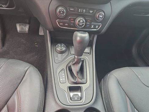 Used 2019 Jeep Cherokee Trailhawk AWD/4WD image 10