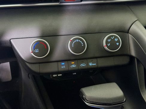 Used 2025 Hyundai Elantra SE image 18