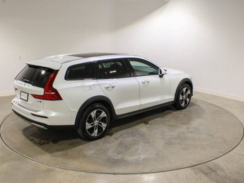Used 2024 Volvo V60 B5 Cross Country Plus image 5