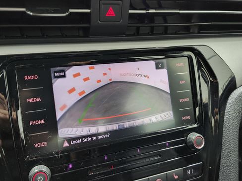 Used 2021 Volkswagen Passat 2.0T SE image 4