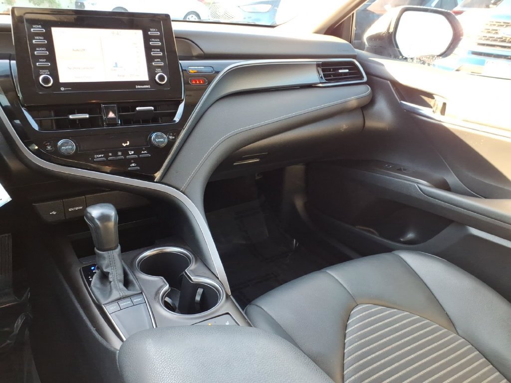 Used 2022 Toyota Camry SE w/ Cold Weather Package FWD image 16