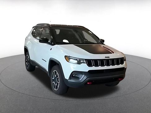 Used 2025 Jeep Compass Trailhawk AWD/4WD image 3