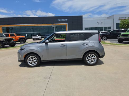 Used 2023 Kia Soul LX w/ LX Technology Package FWD image 2