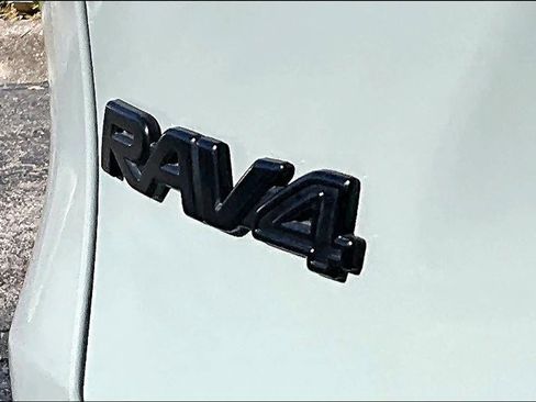 Used 2022 Toyota RAV4 XLE Premium image 9