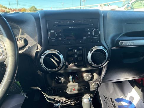 Used 2018 Jeep Wrangler Unlimited Rubicon w/ Connectivity Group image 20