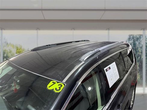 Used 2022 Chrysler Pacifica Touring-L image 12