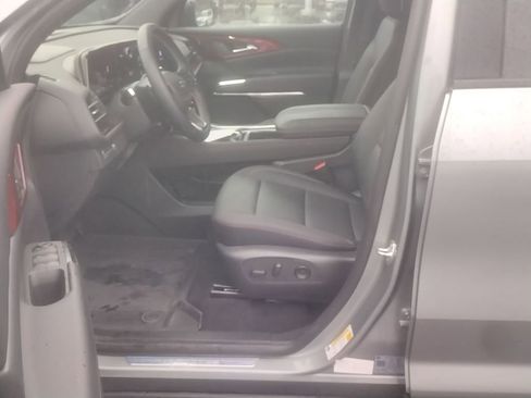 Used 2025 Chevrolet Traverse Z71 image 9