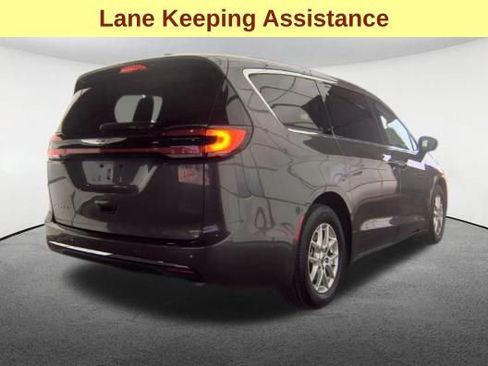 Used 2023 Chrysler Pacifica Touring-L FWD image 5
