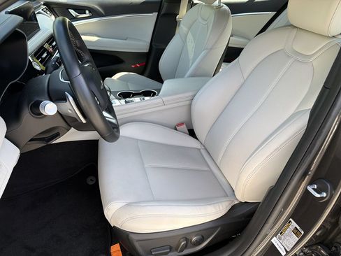 Used 2025 Genesis G70 2.5T RWD image 16