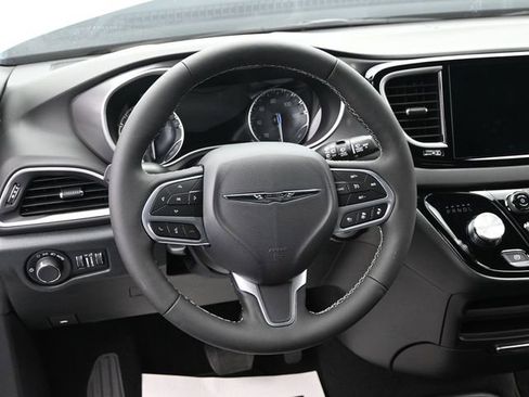 New 2025 Chrysler Voyager LX image 28