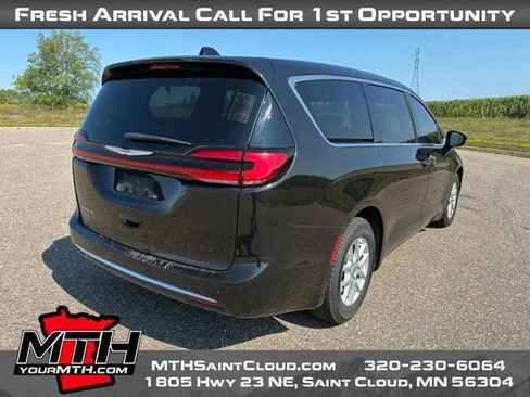 Used 2023 Chrysler Pacifica Touring FWD image 8
