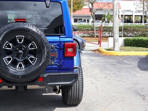 Used 2019 Jeep Wrangler Unlimited Sahara image 13