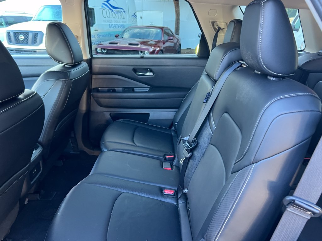 Used 2025 Nissan Pathfinder SL FWD image 11
