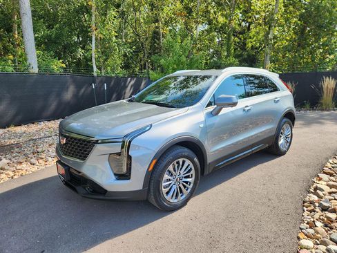 Used 2025 Cadillac XT4 Premium Luxury image 1