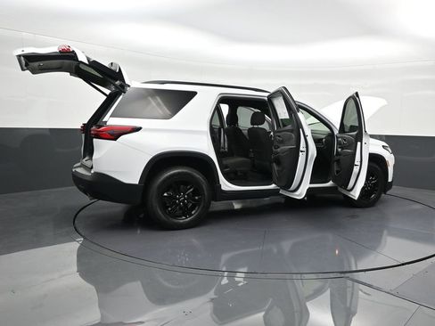 Used 2023 Chevrolet Traverse LT image 32
