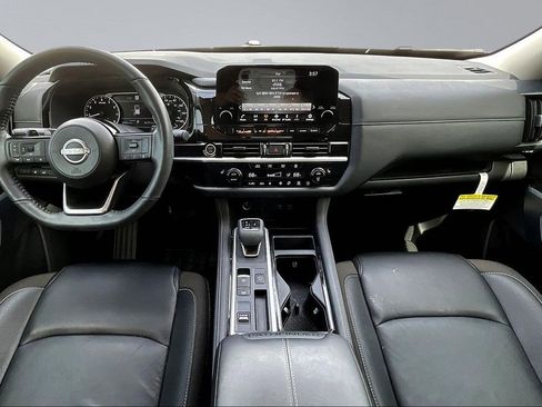 Used 2024 Nissan Pathfinder SL FWD image 8