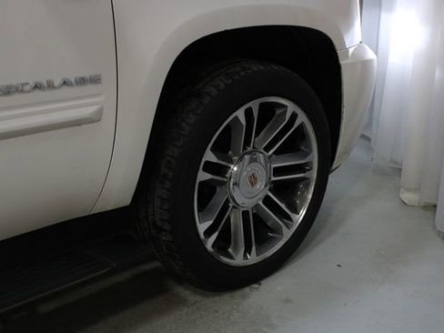 Used 2013 Cadillac Escalade Premium image 26