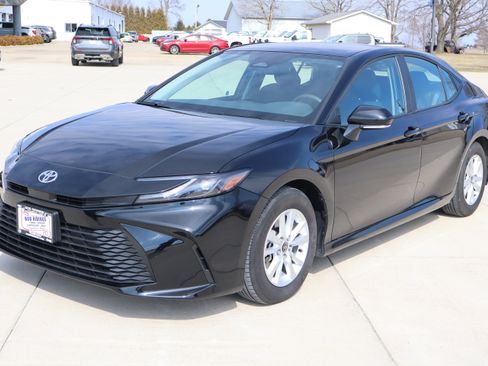 Used 2025 Toyota Camry LE image 2