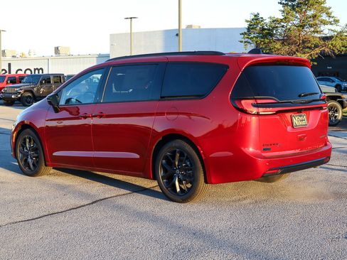 New 2026 Chrysler Pacifica Limited w/ S Appearance Package image 7