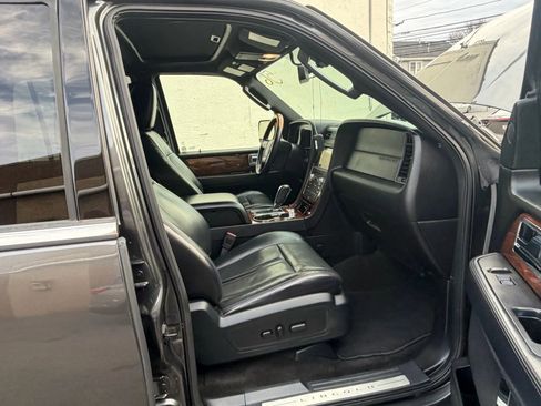 Used 2016 Lincoln Navigator Select image 12