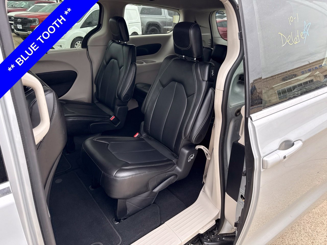 Used 2024 Chrysler Pacifica Touring-L FWD image 7