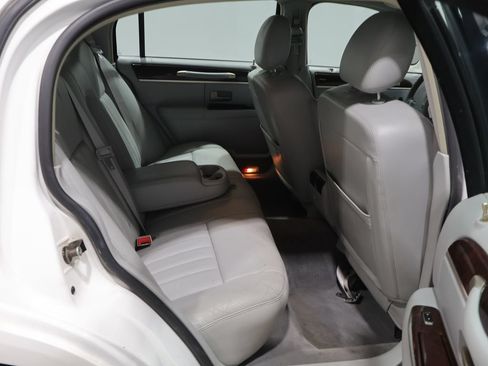 Used 2006 Lincoln Town Car Signature RWD image 19