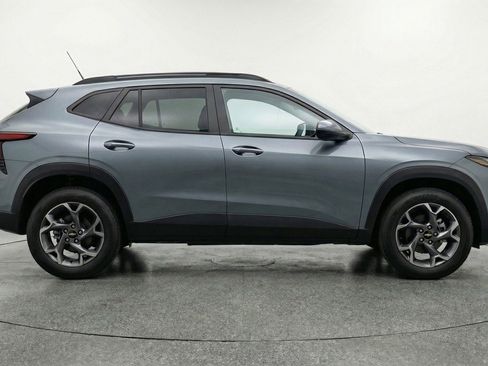 Used 2025 Chevrolet Trax LT image 11
