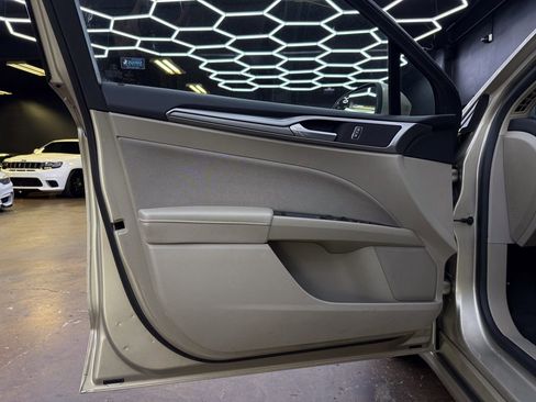 Used 2018 Ford Fusion SE image 12