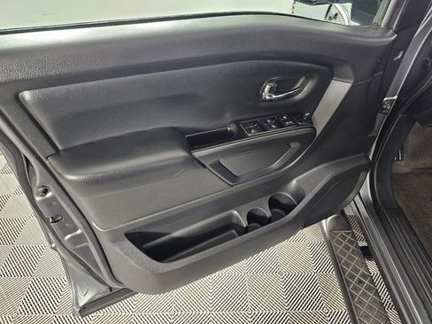 Used 2019 Nissan Titan SV w/ SV Convenience Package image 12