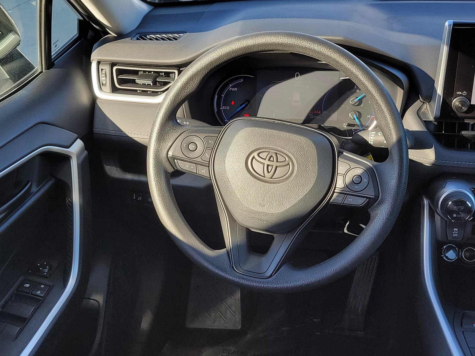 Used 2023 Toyota RAV4 LE AWD/4WD image 6