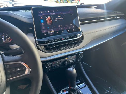 Used 2025 Jeep Compass Limited image 17