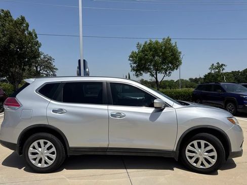 Used 2015 Nissan Rogue S FWD image 2