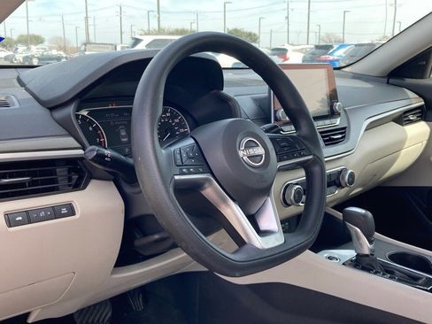 Used 2025 Nissan Altima 2.5 SV image 9