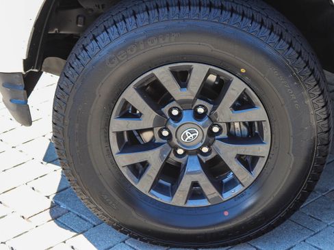 Certified 2021 Toyota Tacoma SR5 AWD/4WD image 13