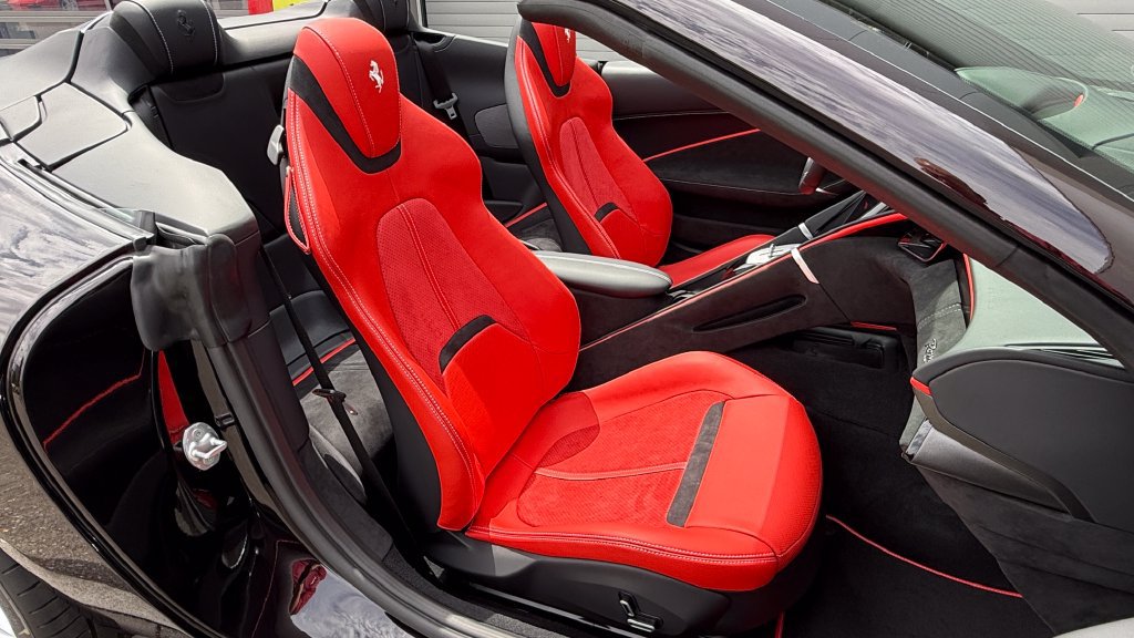 Used 2026 Ferrari Roma Spider RWD image 32