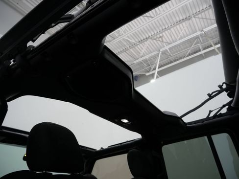 Used 2018 Jeep Wrangler Unlimited Sport S AWD/4WD image 4
