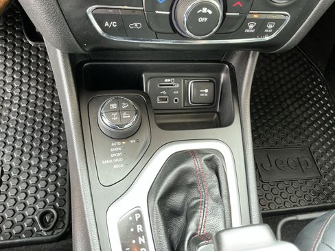 Used 2017 Jeep Cherokee Trailhawk w/ Cold Weather Group image 27