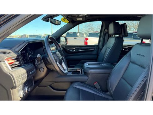 Used 2021 GMC Yukon Denali w/ Denali Premium Package image 10