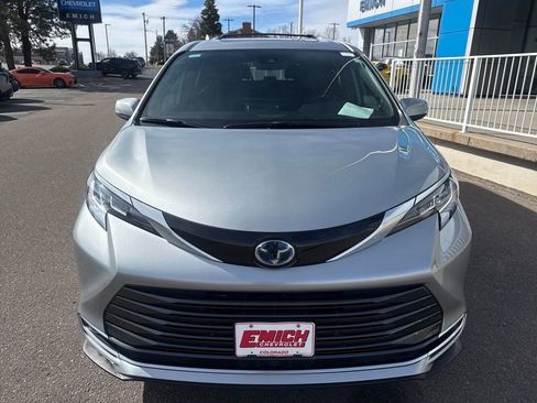 Used 2025 Toyota Sienna Limited image 8