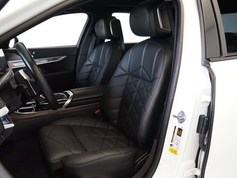 Used 2024 BMW 740i w/ Premium Package RWD image 3
